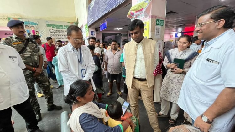 DC conducts surprise inspection at Ranchi Sadar Hospital; asks patients directly about the reality of their treatment.