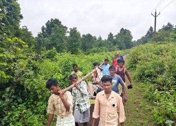 'Cot ambulance' seen again in Dumaria; 108 service fails! Villagers forced to carry patient on foot for 1.5 kilometers.