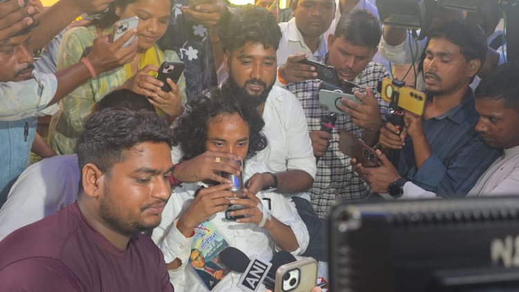 सरकार से वार्ता को तैयार हुए छात्र, कल तय स्थान पर होगी बैठक; SDM-ADM को दी गई सूचना 1 Alt Text झारखंड छात्र आंदोलन के दौरान रांची में प्रदर्शन करते और अपनी मांगों को लेकर चर्चा करते छात्र