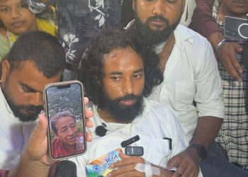 Sonam Wangchuk speaking to student leader Devendra Nath Mahto via video call during the JPSC-JSSC protest.