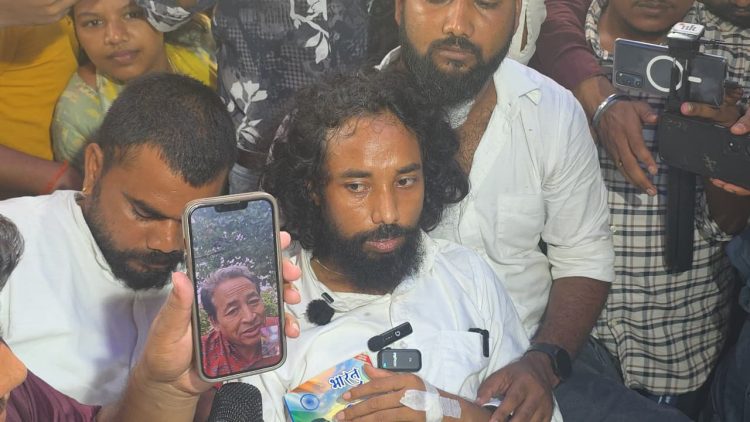 सत्याग्रह धरना का 12वां दिन, अनिश्चितकालीन भूख हड़ताल का चौथा दिन जारी; सोनम वांगचुक ने वीडियो कॉल पर बढ़ाया आंदोलनरत छात्रों का हौसला 1 Sonam Wangchuk speaking to student leader Devendra Nath Mahto via video call during the JPSC-JSSC protest.