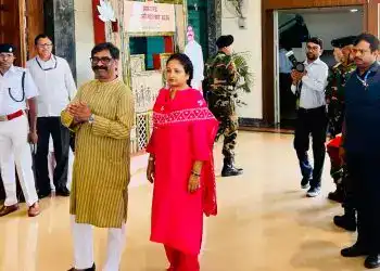 मुख्यमंत्री हेमंत सोरेन झारखंड विधानसभा के मानसून सत्र के पहले दिन पहुंचे, जहां उनका स्वागत फूलों से किया गया