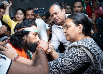 मंत्री दीपिका पांडेय सिंह ने JLKM नेता देवेंद्र नाथ महतो को जूस पिलाकर अनशन समाप्त कराया