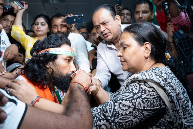 देवेंद्र नाथ महतो का अनशन खत्म, मंत्री दीपिका पांडेय सिंह ने पिलाया जूस 1 मंत्री दीपिका पांडेय सिंह ने JLKM नेता देवेंद्र नाथ महतो को जूस पिलाकर अनशन समाप्त कराया