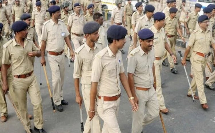 12 हजार कांस्टेबल भर्ती पर बड़ा संकट, कलकत्ता हाई कोर्ट ने मेरिट लिस्ट पर लगाई रोक 1 Major crisis over recruitment of 12,000 constables; Calcutta High Court stays merit list.