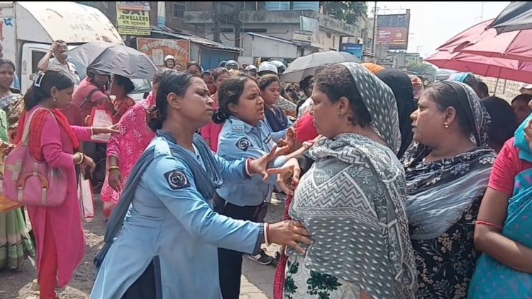 अन्नपूर्णा भंडार योजना के पैसे नहीं मिले तो भड़का गुस्सा, अंडाल में महिलाओं ने NH-19 किया जाम; पुलिस से झड़प के बाद तनाव! 1 Outrage erupts over non-receipt of Annapurna Bhandar Yojana funds; women block NH-19 in Andal; tension prevails following a clash with the police.