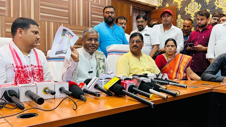 Ranchi महिला थाना में छात्रा अमीषा प्रसाद से पूछताछ पर हंगामा, बाबूलाल मरांडी समेत BJP नेताओं ने थाने में डाला डेरा 1 Uproar over the questioning of student Amisha Prasad at the Ranchi Women's Police Station; BJP leaders, including Babulal Marandi, have camped at the station.