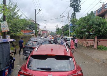 Long traffic jam on Boreya-Chiraundi road; people face increased hardship due to the dilapidated road condition.
