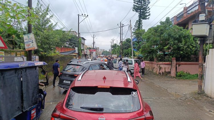 Long traffic jam on Boreya-Chiraundi road; people face increased hardship due to the dilapidated road condition.