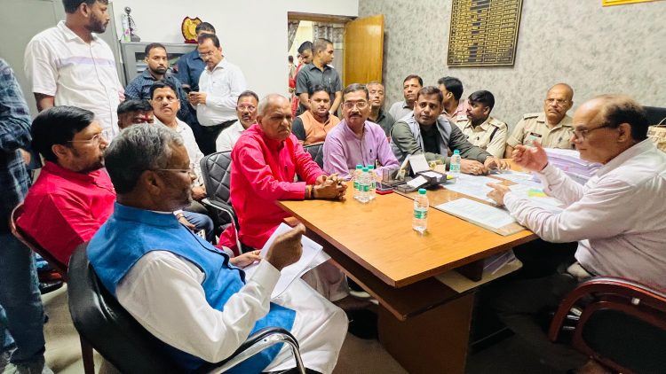 छात्रों पर एकतरफा कार्रवाई का आरोप, बाबूलाल मरांडी ने सीओ कार्यालय पहुंचकर निष्पक्ष कार्रवाई की मांग की 1 Allegations of one-sided action against students; Babulal Marandi visited the Circle Officer's (CO) office and demanded impartial action.