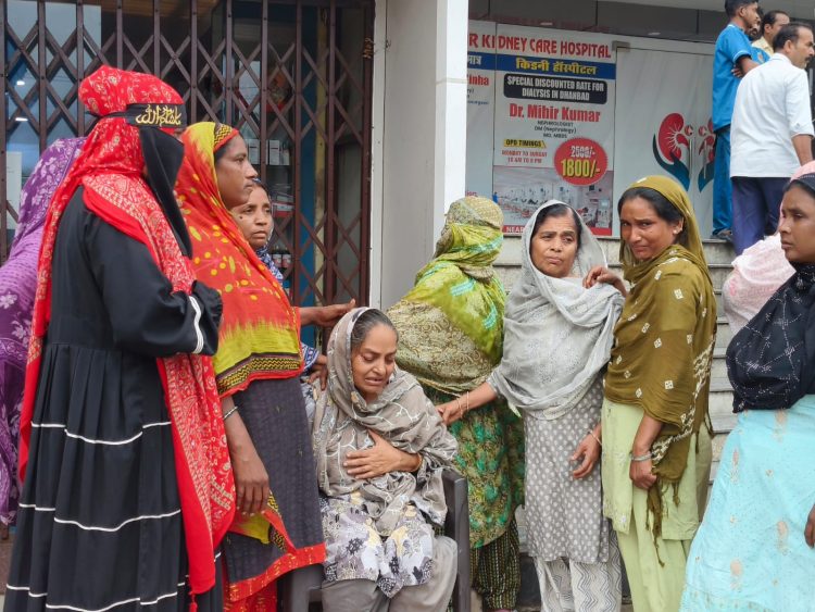 Dhanbad में करंट हादसे के बाद अस्पताल के बाहर प्रदर्शन, घायल कर्मी के इलाज का खर्च उठाने की मांग 1 Protest outside hospital in Dhanbad following electrocution accident; demand raised to cover injured worker's treatment costs.