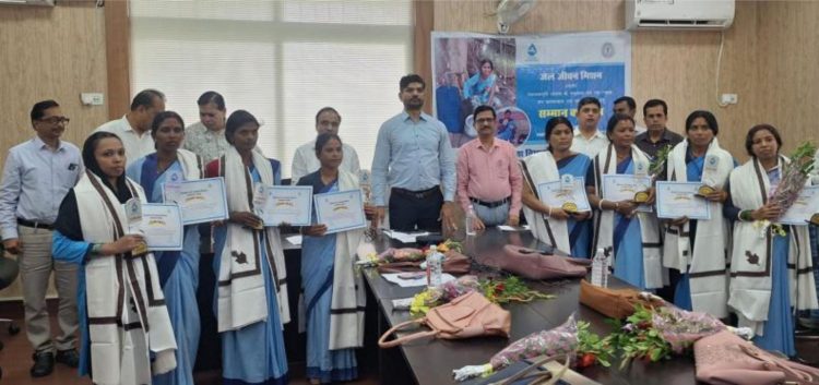 Eight 'Jal Sahiyas' honored for outstanding work under the Jal Jeevan Mission; the group includes five women from Bokaro and three from Ranchi.