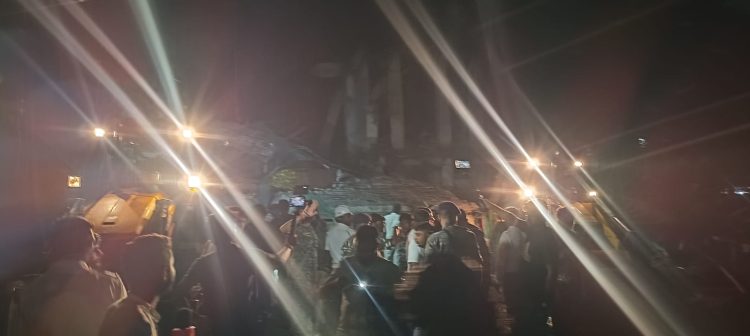 Major accident in Ranchi: Water tank collapses near Kotwali police station; body of a laborer recovered.