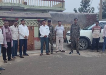 Woman held hostage after six youths break into her home in Giridih; cash and jewelry looted.