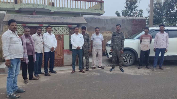 गिरिडीह में घर में घुसकर महिला को बनाया बंधक, छह युवकों ने नकदी-जेवरात लूटे 1 Woman held hostage after six youths break into her home in Giridih; cash and jewelry looted.
