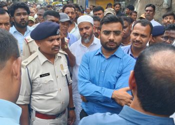 Municipal Corporation team faces protest while arriving to demolish an illegal slaughterhouse in Ranchi's Azad Basti.