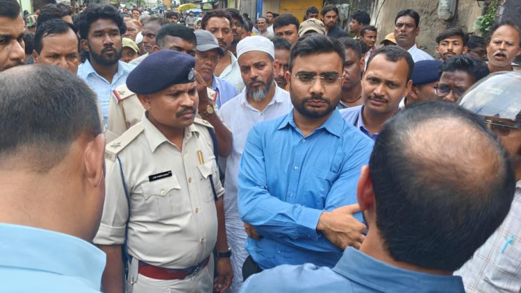 Municipal Corporation team faces protest while arriving to demolish an illegal slaughterhouse in Ranchi's Azad Basti.