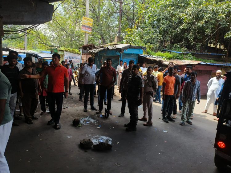 Breaking News:Dhanbad के भूली मोड़ पर ताबड़तोड़ फायरिंग, सानू खान और एमडी सद्दाम को बनाया निशाना 1 Rapid-fire shooting at Dhanbad's Bhuli More; Sanu Khan and Md. Saddam targeted.