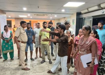 लाइफलाइन अस्पताल में मरीज के मरने पर हंगामा, रिश्तेदारों ने लगाया लापरवाही का आरोप 5 Uproar at Lifeline Hospital following patient's death; relatives allege negligence.