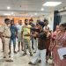 लाइफलाइन अस्पताल में मरीज के मरने पर हंगामा, रिश्तेदारों ने लगाया लापरवाही का आरोप 6 Uproar at Lifeline Hospital following patient's death; relatives allege negligence.