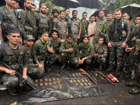 चाकुलिया के जंगलों में सघन सर्च ऑपरेशन, इंसास और AKM राइफल समेत भारी मात्रा में हथियार बरामद