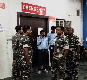 धनबाद: फहीम खान के भाई पर फायरिंग करने वाले शूटरों से मुठभेड़, मुख्य शूटर चंदन समेत 2 को लगी गोली 2 एनकाउंटर के बाद धनबाद के असर्फी अस्पताल में तैनात पुलिस बल