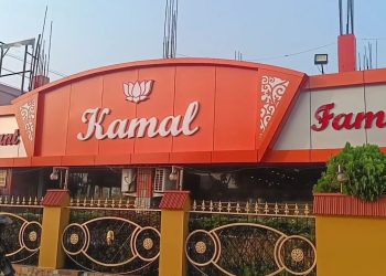 कमल होटल में ‘कमल’ पर सियासी बवाल, BJP के चुनाव चिन्ह को हटाने की मांग पर प्रदर्शन 11 Political row over the ‘Lotus’ at Hotel Kamal; protest demanding the removal of the BJP’s election symbol.