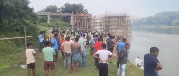Dhanbad News: झरिया में दामोदर नदी में नहाने के दौरान 16 वर्षीय युवती डूबी, तलाश में जुटे ग्रामीण 1 16-year-old girl drowns while bathing in the Damodar River in Jharia; villagers engaged in search efforts.