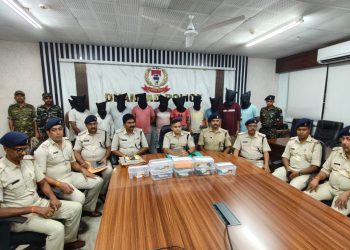 Major crackdown on cybercriminals in Dhanbad; 11 arrested, ₹2.85 lakh in cash and 19 mobile phones seized.