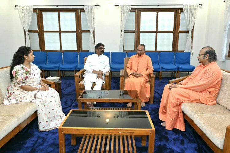 चुटिया के योगदा सत्संग आश्रम पहुंचे Hemant Soren, स्मृति मंदिर और ध्यान मंदिर का किया भ्रमण 1 Hemant Soren arrived at the Yogoda Satsang Ashram in Chutia and visited the Smriti Mandir and Dhyan Mandir.