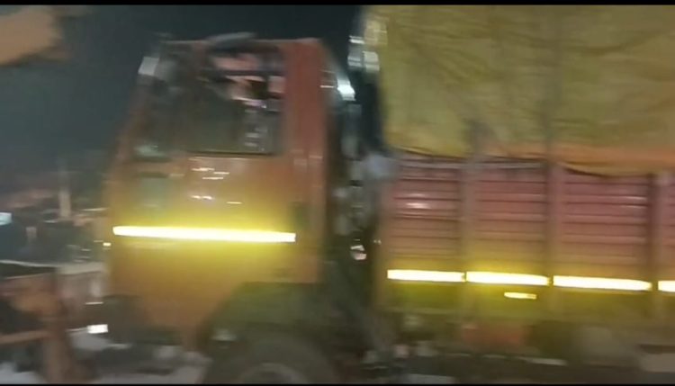 20 KM तक बेकाबू ट्रक का तांडव, बाइक-मवेशियों को रौंदता रहा चालक; फटका पुल पर ग्रामीणों ने घेरा 1 Out-of-control truck goes on a 20-km rampage, mowing down bikes and livestock; villagers corner it at Phatka Bridge.