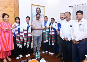 CM Hemant Soren honoring Asian Games gold medalist hockey players Salima Tete, Nikki Pradhan, Beauty Dungdung, and Deepika Soreng in Ranchi