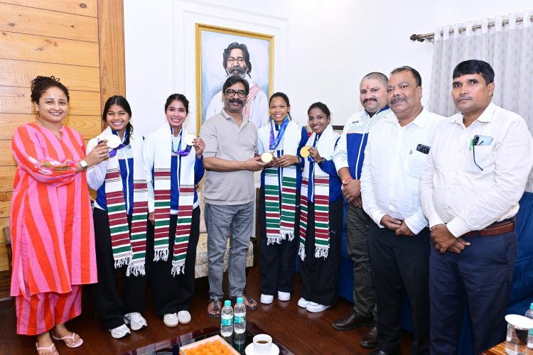 एशियन गेम्स 2026: स्वर्ण पदक विजेता झारखंड की महिला हॉकी खिलाड़ियों से मिले CM हेमंत सोरेन, जताया आभार 1 CM Hemant Soren honoring Asian Games gold medalist hockey players Salima Tete, Nikki Pradhan, Beauty Dungdung, and Deepika Soreng in Ranchi