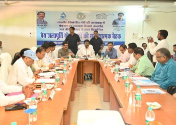 बेतला नेशनल पार्क में जल जीवन मिशन समीक्षा बैठक की अध्यक्षता करते मंत्री योगेन्द्र प्रसाद और अधिकारी