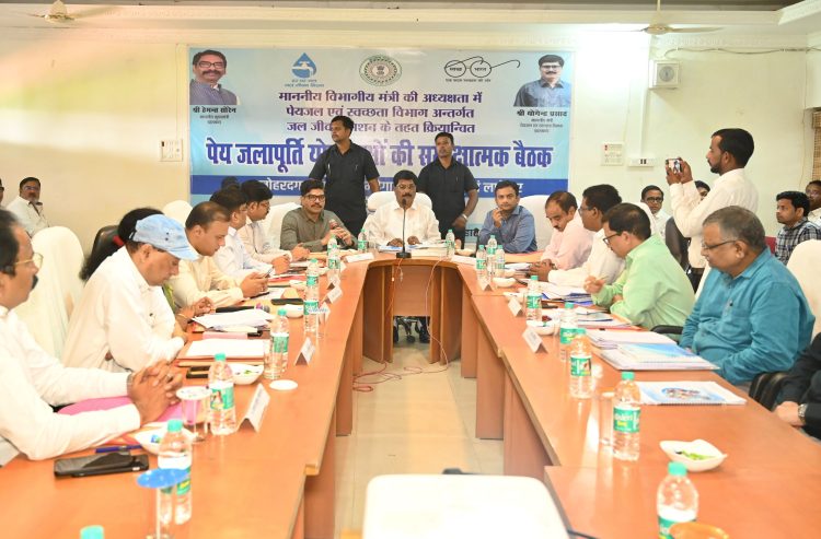 JJM Review Meeting: जल जीवन मिशन में लापरवाही पर भड़के मंत्री योगेन्द्र प्रसाद, कहा- 'काम में ढिलाई बरती तो होंगे ब्लैकलिस्ट' 1 बेतला नेशनल पार्क में जल जीवन मिशन समीक्षा बैठक की अध्यक्षता करते मंत्री योगेन्द्र प्रसाद और अधिकारी