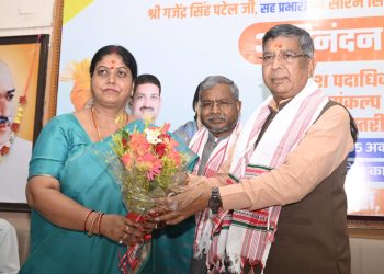 भाजपा प्रदेश कार्यालय रांची में नवनियुक्त प्रदेश प्रभारी गजेंद्र सिंह पटेल का स्वागत करते आदित्य साहू और बाबूलाल मरांडी