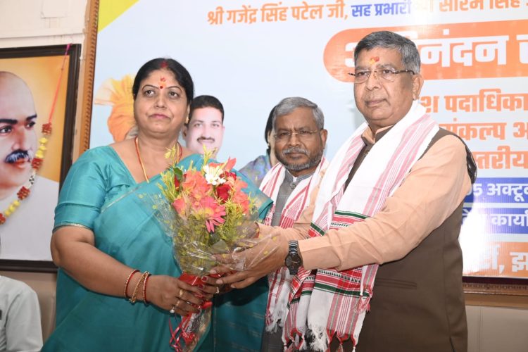 '2029 में झारखंड़ फतह से कोई नहीं रोक सकता': नवनियुक्त भाजपा प्रदेश प्रभारी गजेंद्र सिंह पटेल का बड़ा दावा, कार्यकर्ताओं में भरा जोश 1 भाजपा प्रदेश कार्यालय रांची में नवनियुक्त प्रदेश प्रभारी गजेंद्र सिंह पटेल का स्वागत करते आदित्य साहू और बाबूलाल मरांडी