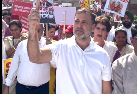 बैरिकेड पर चढ़े राहुल गांधी, प्रियंका गांधी हिरासत में; INDIA गठबंधन का संसद से निर्वाचन आयोग तक हल्ला बोल! 1 बैरिकेड पर चढ़े राहुल गांधी, प्रियंका गांधी हिरासत में; INDIA गठबंधन का संसद से निर्वाचन सदन तक हल्ला बोल!