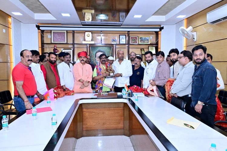 Ranchi's Durga Puja committees met CM Hemant Soren and invited him to visit the pandals.