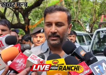 आजसू पार्टी प्रमुख सुदेश महतो सुरक्षा कर्मियों और समर्थकों के साथ जाते हुए