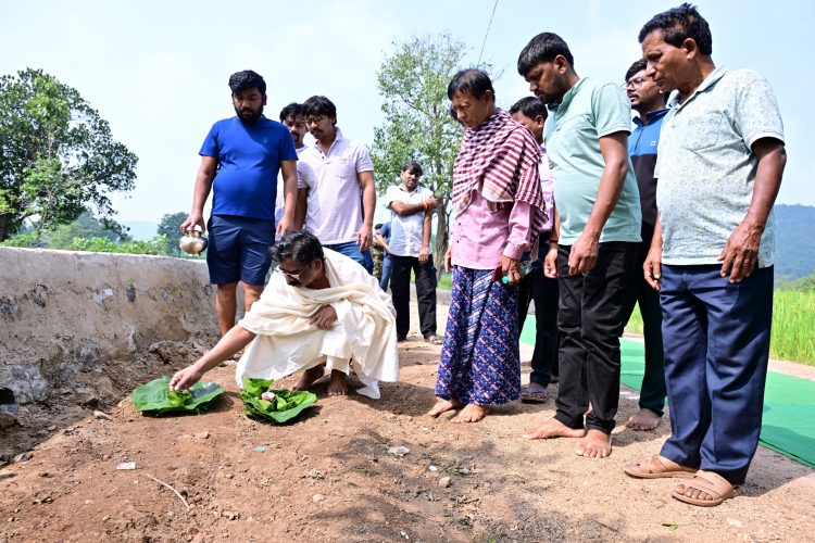 Hemant Soren performed traditional rituals in Nemra in memory of his late mother Roopi Soren.