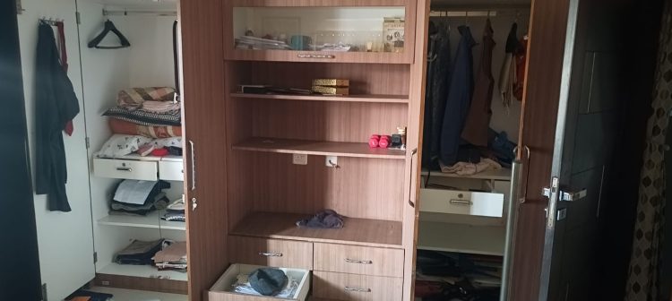 Theft at the locked house of a former political advisor in Ranchi; thieves broke the lock and made off with cash and jewelry.