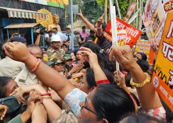 BJP Mahila Morcha protests in Ranchi over the JNU issue; gheraos Congress Bhawan.
