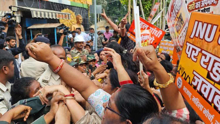 जेएनयू प्रकरण पर रांची में भाजपा महिला मोर्चा का प्रदर्शन, कांग्रेस भवन का किया घेराव 1 BJP Mahila Morcha protests in Ranchi over the JNU issue; gheraos Congress Bhawan.
