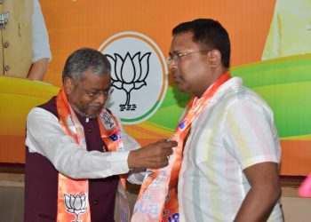 Khagen Mahato, Parinda Singh, and Kumkum Devi joined the BJP; Babulal Marandi welcomed them.