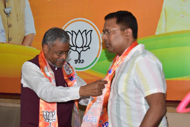 भाजपा में शामिल हुए खगेन महतो, परिंदा सिंह और कुमकुम देवी, बाबूलाल मरांडी ने किया स्वागत
