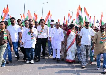 जामताड़ा में कांग्रेस का शक्ति प्रदर्शन, इरफान अंसारी ने की मोदी सरकार और CEC के इस्तीफे की मांग 5 Congress holds show of strength in Jamtara; Irfan Ansari demands resignation of Modi government and CEC.