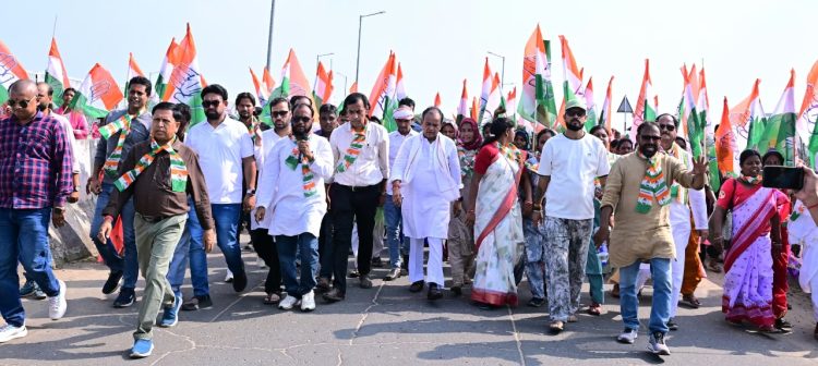जामताड़ा में कांग्रेस का शक्ति प्रदर्शन, इरफान अंसारी ने की मोदी सरकार और CEC के इस्तीफे की मांग 1 Congress holds show of strength in Jamtara; Irfan Ansari demands resignation of Modi government and CEC.