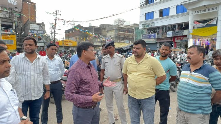 Ranchi News: रांची में पार्किंग के नाम पर मनमानी वसूली पर लगेगी लगाम, ठेकेदारों को 10 दिन का अल्टीमेटम 1 Ranchi News: Arbitrary parking charges in Ranchi to be curbed; contractors given a 10-day ultimatum.