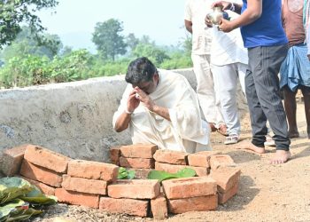 Hemant Soren performed traditional rituals on the seventh day of the *Shraddha* ceremony for his mother, Rupi Soren, and paid tribute at Nemra.